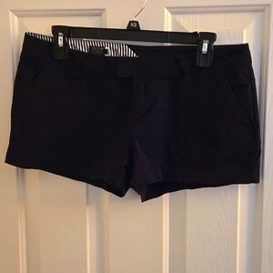 Volcom Shorts size 7. Color Black.